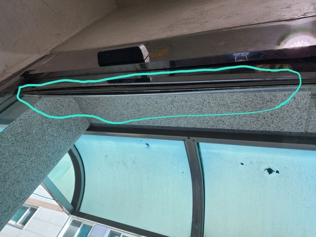 현관 자동문 유리 윗부분 상판 고정판이 벌어졌는데요,의 0번 째 이미지