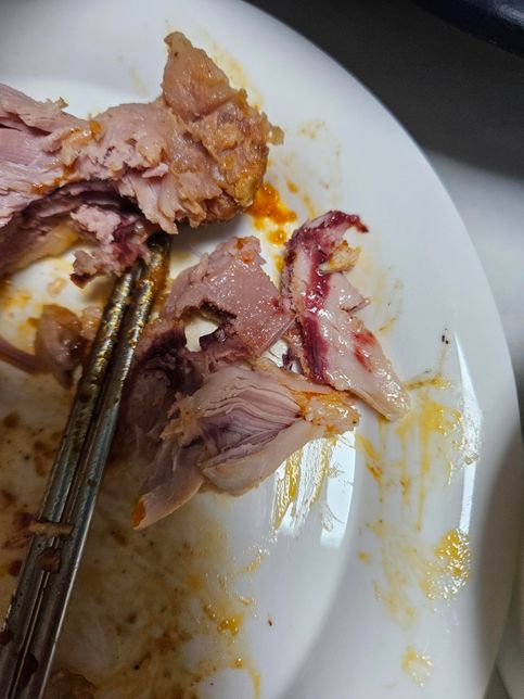 훈제 닭다리인데 이런 빨간 부분이 있는데 익은 건가요?의 0번 째 이미지