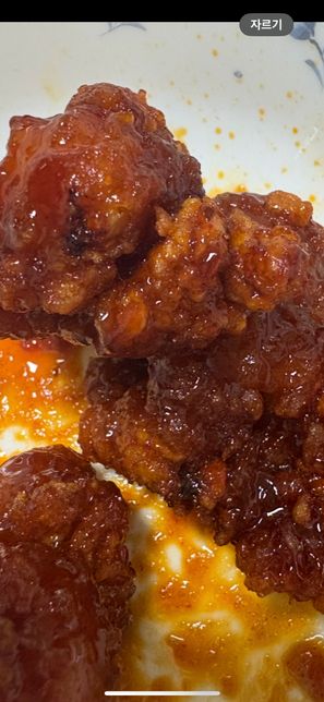 닭강정에서 검은 부분이 나왔는데 괜찮나요?의 0번 째 이미지