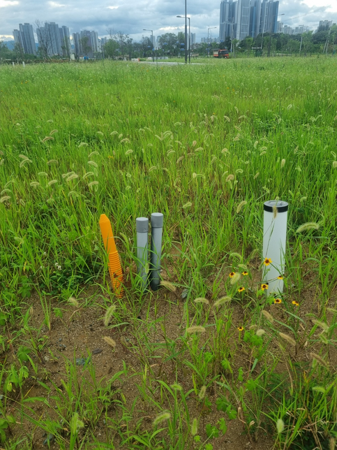 택지정리지구 같은데요. 그림과 같이 꽂혀 있는 장치는 무엇인가요?의 0번 째 이미지