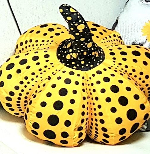 사진상 땡땡이 호박모양 작품의 작가는?의 0번 째 이미지