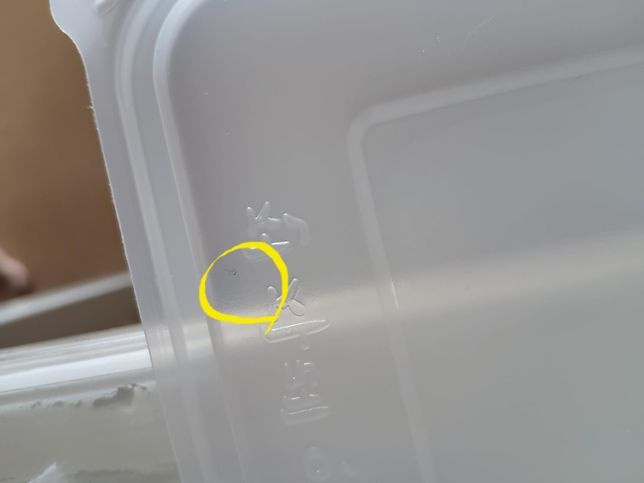 일회용 플라스틱 용기에 검은게 있는데 곰팡이 인가요?의 0번 째 이미지