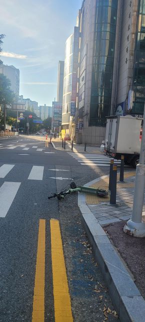 퀵보드 타고 가다 차량과 충돌했어요.의 0번 째 이미지