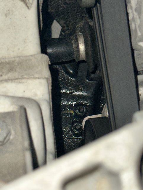 엔진룸 하부젖음입니다. 오일 누유일까요?의 0번 째 이미지