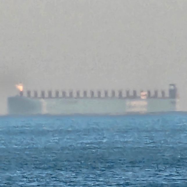 바다 위에 있는 이 물체는 무엇인가요?의 0번 째 이미지