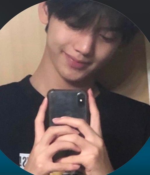 해당 사진속 인물이 누구인지 알수있을까요? 아이돌인가요?의 0번 째 이미지