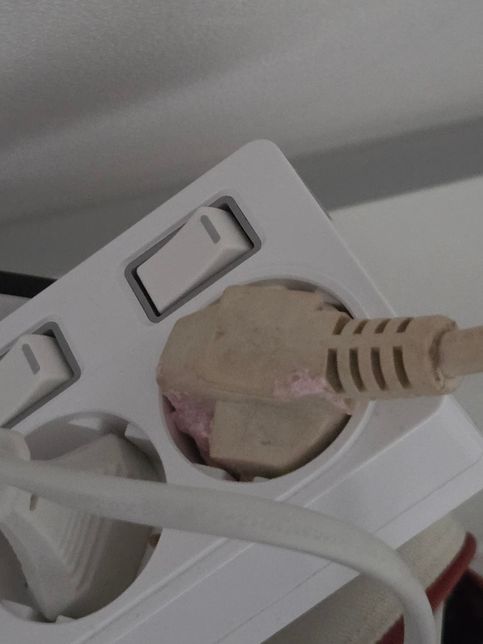 이게 뭔가요? 분홍색 폼 같은 물질이에요.의 0번 째 이미지