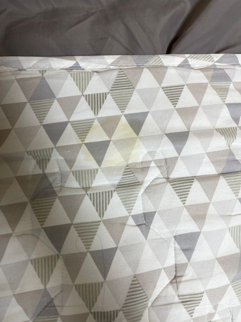 제가 잘때 온열 매트를쓰는데 오줌 얼룩같은게생겨요의 0번 째 이미지