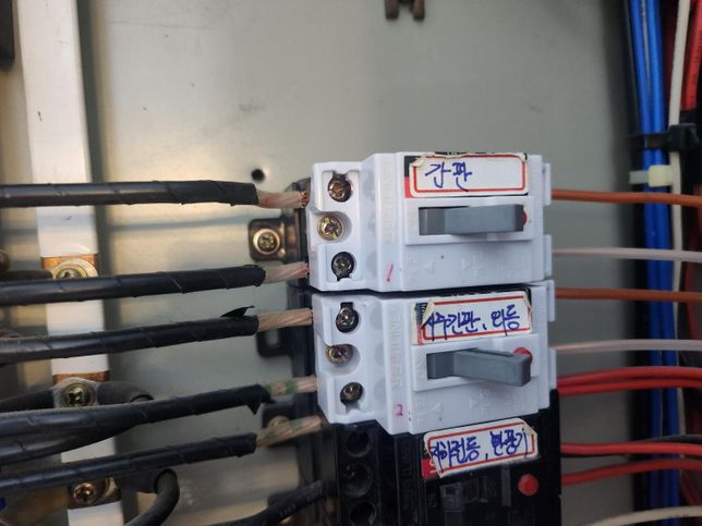 야외 간판에 led 조명/투광기를 달아보려는데요.의 0번 째 이미지