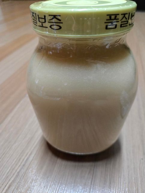 먹으려고 보니 천연 벌꿀이 하얗게 굳었어요.의 0번 째 이미지