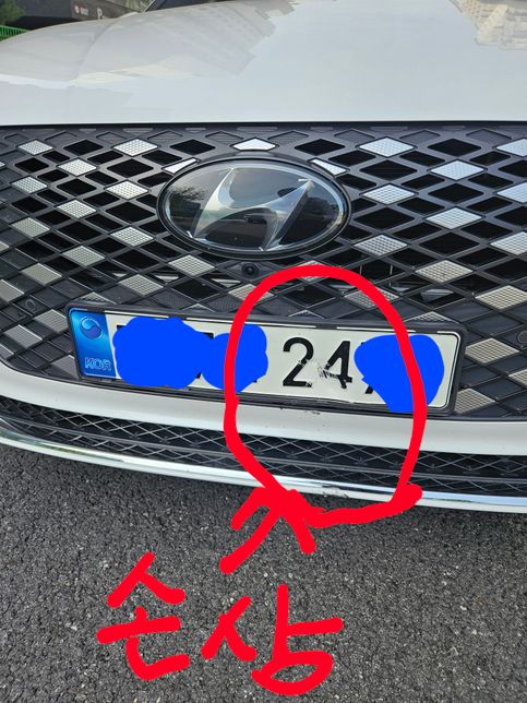 유료주차장에서 주행중 도로위 벽돌충돌의 2번 째 이미지