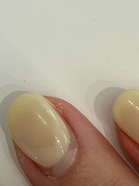 젤네일 하얗게 됩니다 ㅠㅠ 어떻게 된건지 도저히 모르겠어요의 0번 째 이미지