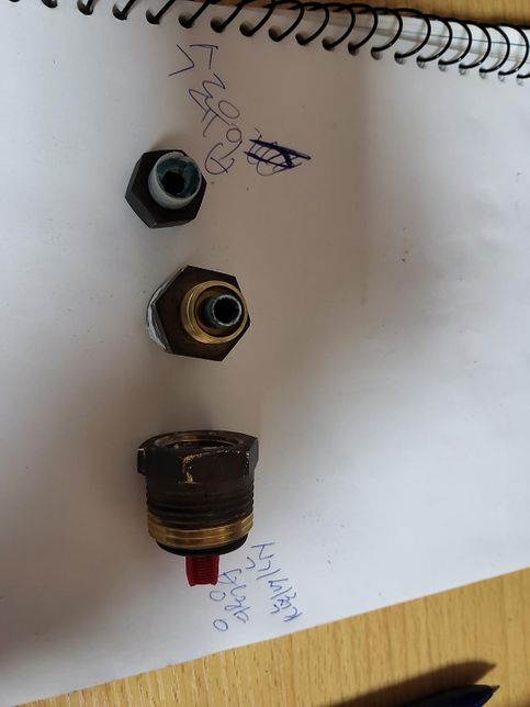 식기세척기 수도 유입부분 호수가 부러졌는데요 사진의 이걸 수도꼭지에 연결해야 하는데요 그냥 어떤호수로든 물만 들어가면 될까요의 1번 째 이미지