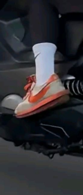 사진속 나이키 신발 구매하고 싶은데 아무리 찾아도 안 나오네요의 0번 째 이미지