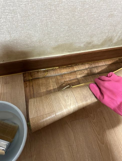 벽과 장판의 틈이 있는 곳에 들춰 바를 수 있는 곳은 들춰서의 0번 째 이미지