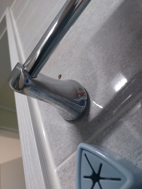 화장실 수건걸이 이거 셀프수리 안되는걸까요?의 2번 째 이미지