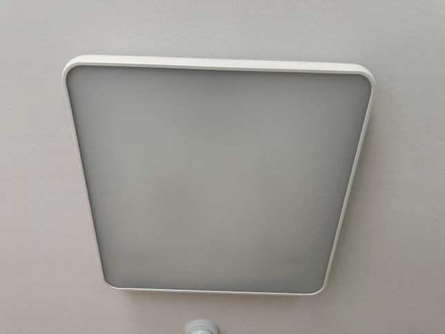 사진 속에 보이는 전등커버는 어떻게 여나요?의 0번 째 이미지