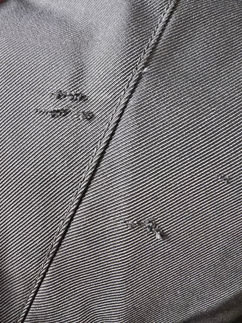 다운 점퍼 겉면 긁혀서 찢어졌는데 복구 방법이 있을까요?의 0번 째 이미지