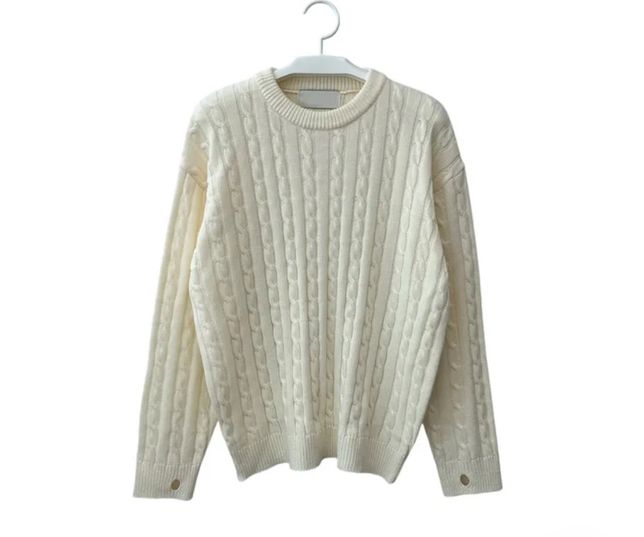 단정한 복장에 흰색 니트도 괜찮은가요?의 0번 째 이미지