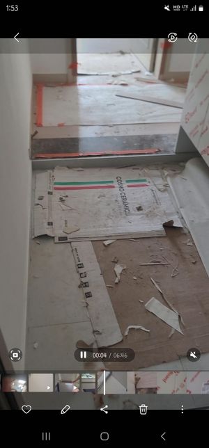 인테리어 현관 타일 작업자들이 밟고 다녀서 새로한 화이트 타일이 까매졌습니다의 0번 째 이미지