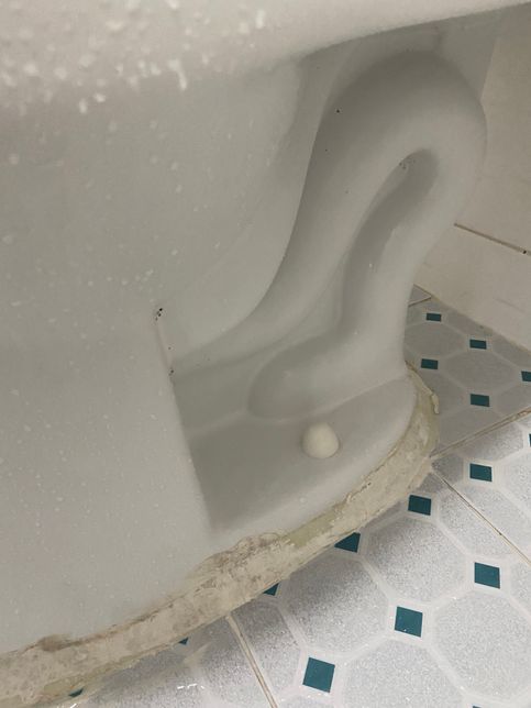 변기 옆에 막혀있는 부분 하나가 없는데 어떻게 해야할까요의 0번 째 이미지