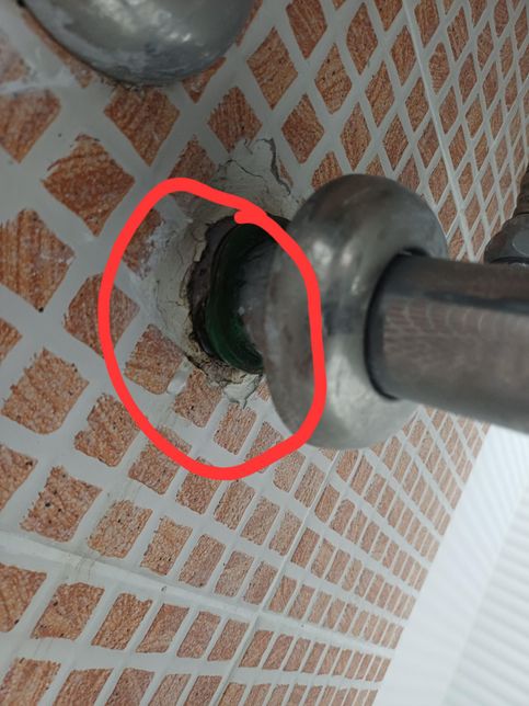 세면대 밑에서 물이 흐르는데요 누수인가요?의 1번 째 이미지