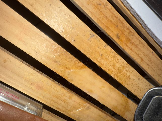 이거 곰팡이일까요 아니면 캔들이랑 방향제 쏟은적있는데 흔적일까요...?의 0번 째 이미지