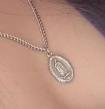 이 목걸이는 어디서 구매 가능한걸까요? (성모마리아 모양의 목걸이 인것같습니다.)의 0번 째 이미지