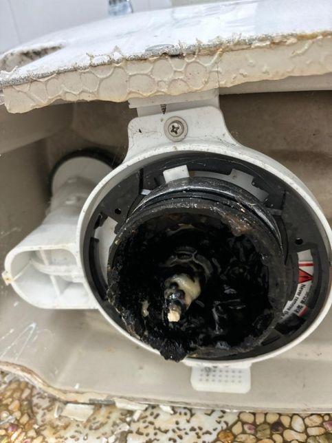 변기 물이 잘 안내려가요 사진 첨부드립니다.의 1번 째 이미지