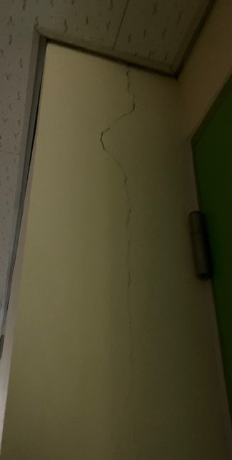 (한번만확인부탁드려요🥹)학교 기숙사 문 옆 기둥에 금이 세게 가있어요의 1번 째 이미지