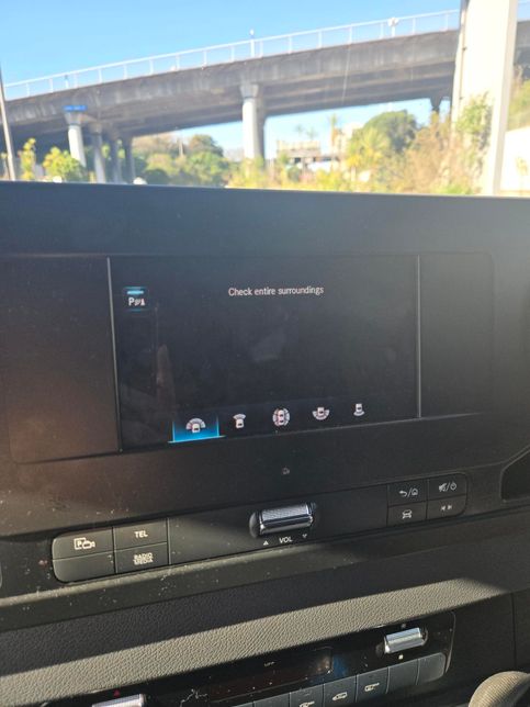 해외에서 자동차 빌려서 타고 있는데 모니터 이상의 0번 째 이미지