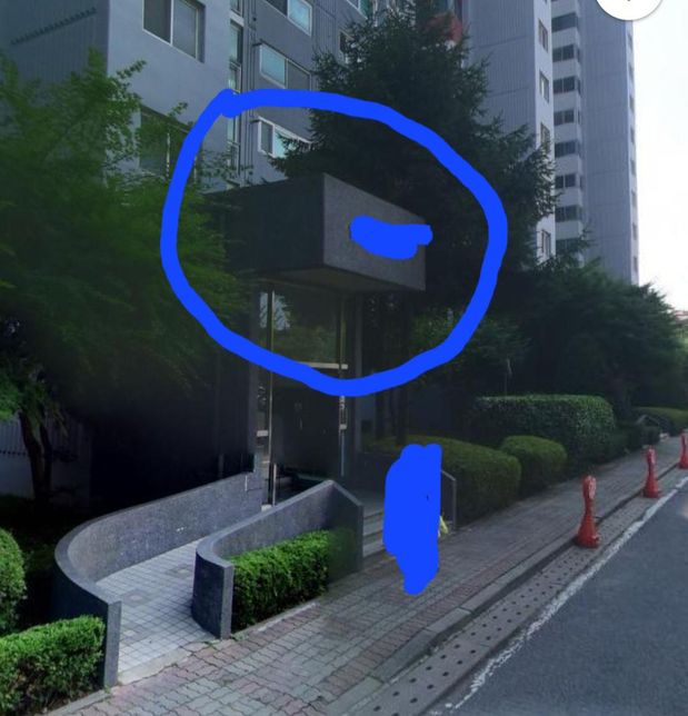 사진에 있는 아파트 1층 현관문 바로 윗부분을 뭐라고 하나요?의 0번 째 이미지