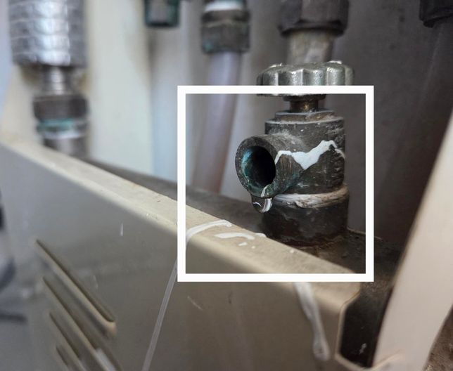 전세집 보일러 분배기 밸브 주둥이에서 물 떨어지는게 정상인가요??의 1번 째 이미지