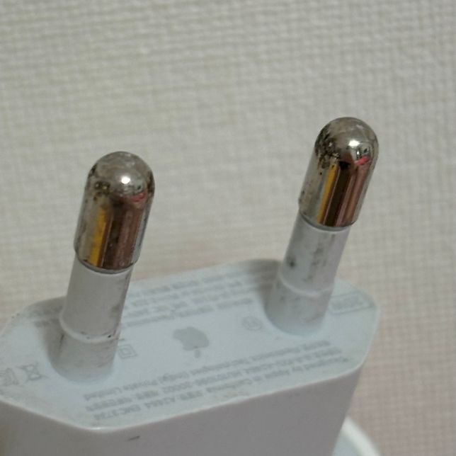애플 충전기 플러그 꽂는 부분 부식된건가여??의 2번 째 이미지