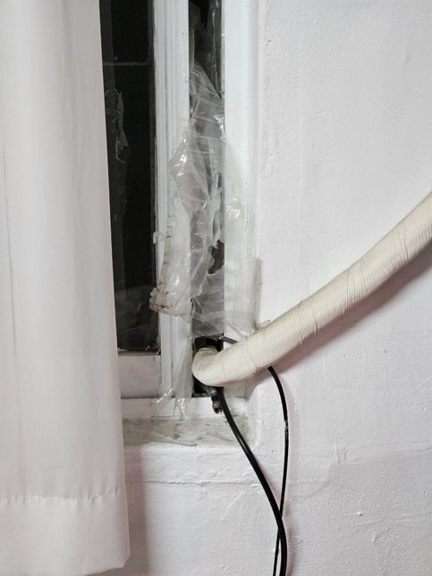 창문 냉난방기 선때문에 문이 안닫힐때의 1번 째 이미지