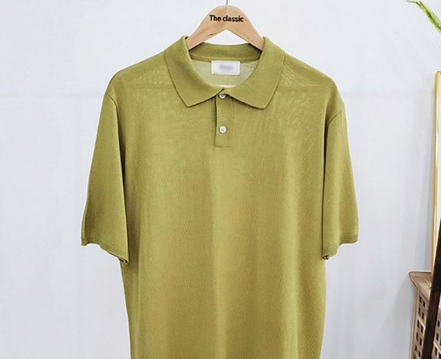 티셔츠 위에 단추 다 잠그면 이상한 건가요?의 0번 째 이미지