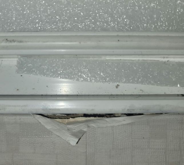 상가주택 외벽 창문 쪽 석고?로 치고 이중창 설치한 거 같은데...의 1번 째 이미지