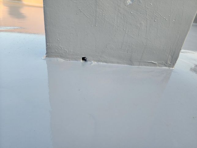 옥상 벤츄레이터 기둥밑에 있는 구멍은 무엇인가요?의 0번 째 이미지