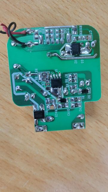 뒤에 있는 칩들은 어떤 역할을 하는 것들인가요?의 0번 째 이미지