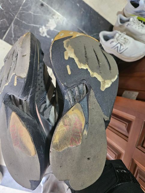 러닝화밑창 이정도면 수명다되서 버려야되나요?의 0번 째 이미지