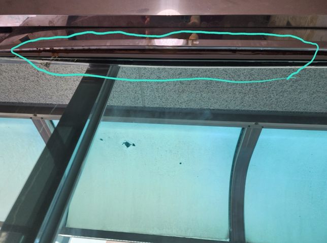 현관 자동문 유리 윗부분 상판 고정판이 벌어졌는데요,의 2번 째 이미지