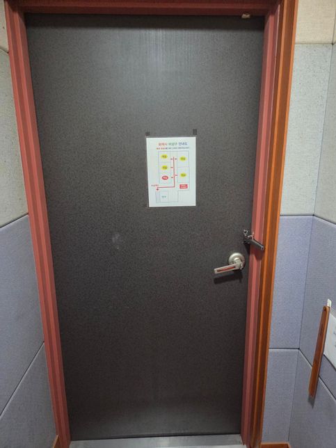 호텔문고리를 잠가서 못 들어가요...의 0번 째 이미지