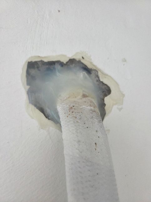 벽걸이 에어컨 배관 벽구멍 실리콘이 줄어들어요의 1번 째 이미지