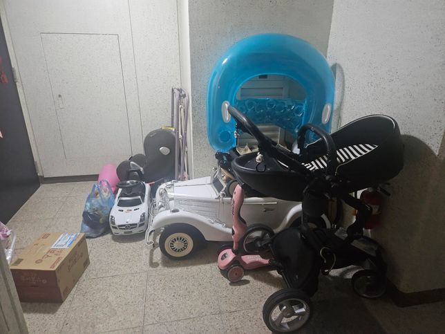 아파트 현관앞과 복도 물건적재 및 음료수썪어서 냄새 발생의 0번 째 이미지
