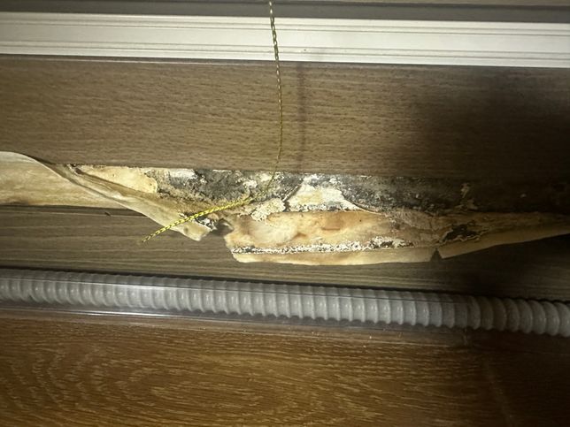 샷시쪽이 물이들어오면서 시멘트가 부서집니다.의 0번 째 이미지