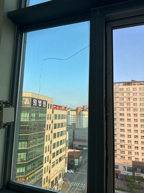 집 베란다 창문 균열이 일어났어요…!?의 0번 째 이미지