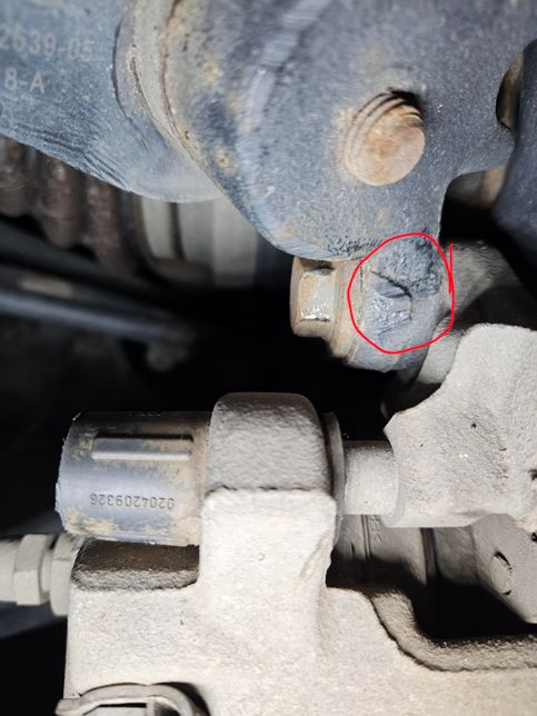 자동차 브레이크 가이드 연결부분 턱? 크랙?의 0번 째 이미지