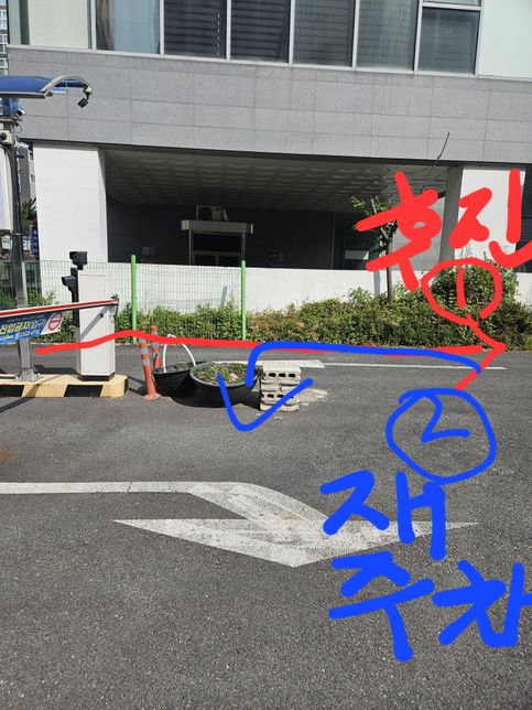 유료주차장에서 주행중 도로위 벽돌충돌의 1번 째 이미지