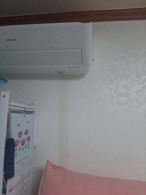 에어컨에서 물이 나왓던데요. 벽지가 다 엉망이 되었어요 도대체 뭔가요??의 0번 째 이미지