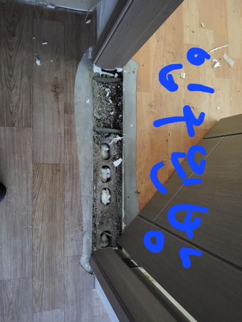 문지방 온수배관 그냥 시멘으로 덮어버려도 되나요의 0번 째 이미지